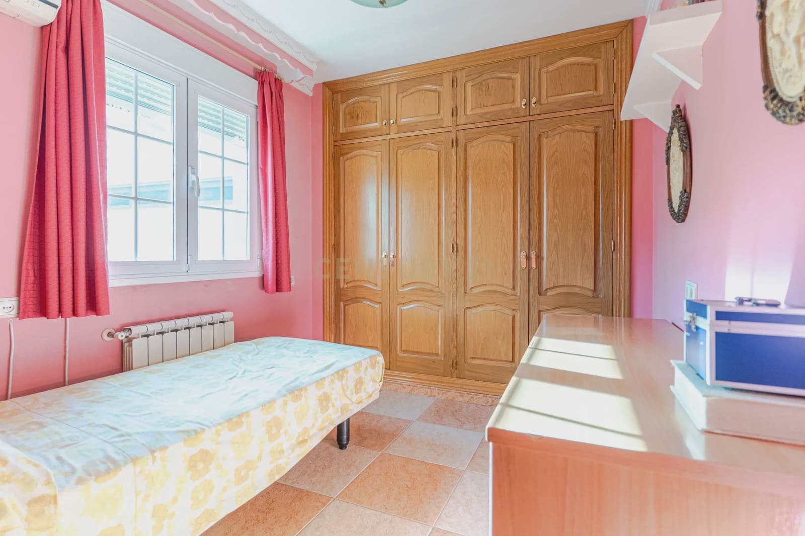 5 bedroom Villa for sale in Huetor Vega with garage - € 275,000 (Ref: 9289710)