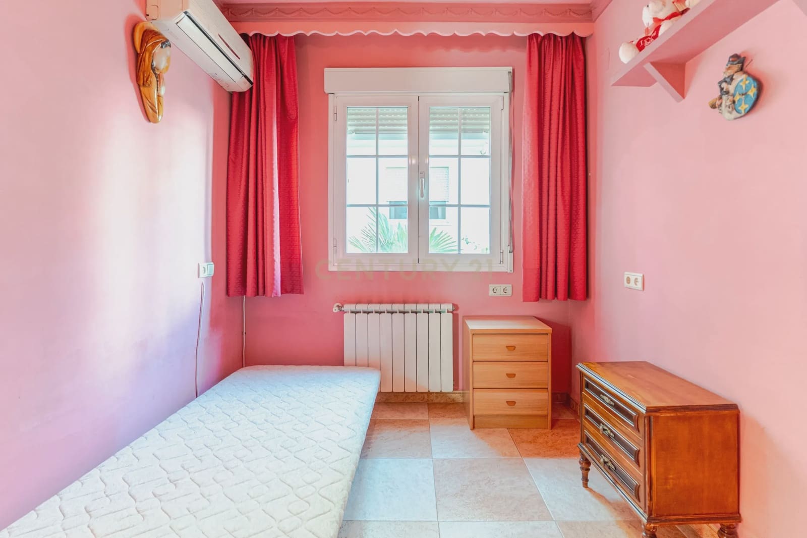 5 bedroom Villa for sale in Huetor Vega with garage - € 275,000 (Ref: 9289710)