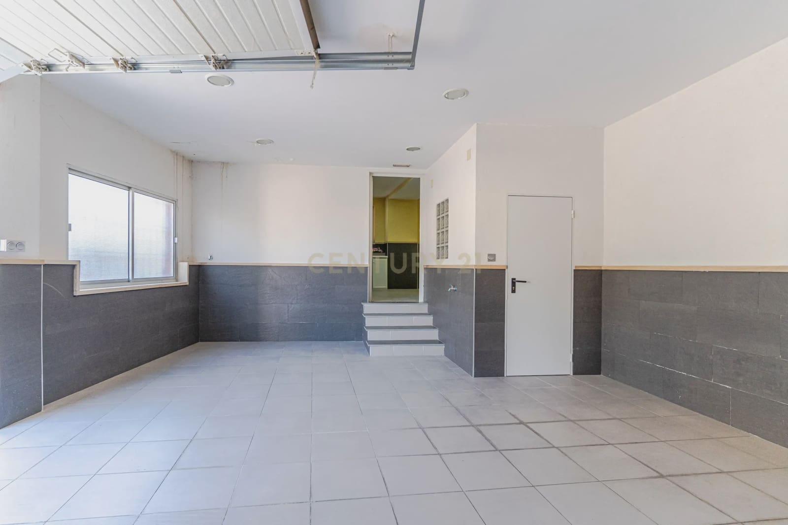 5 bedroom Villa for sale in Huetor Vega with garage - € 275,000 (Ref: 9289710)