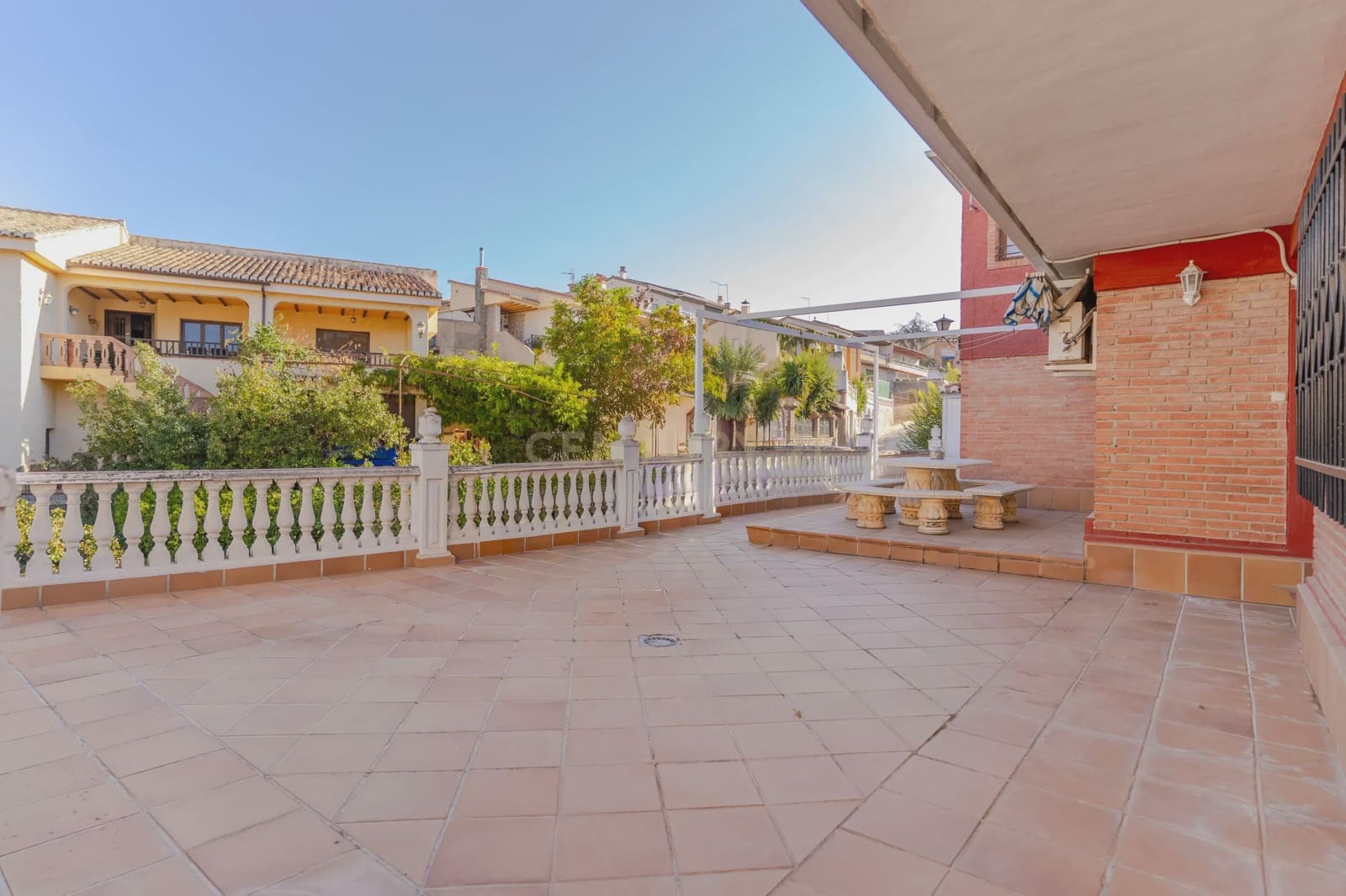 5 bedroom Villa for sale in Huetor Vega with garage - € 275,000 (Ref: 9289710)