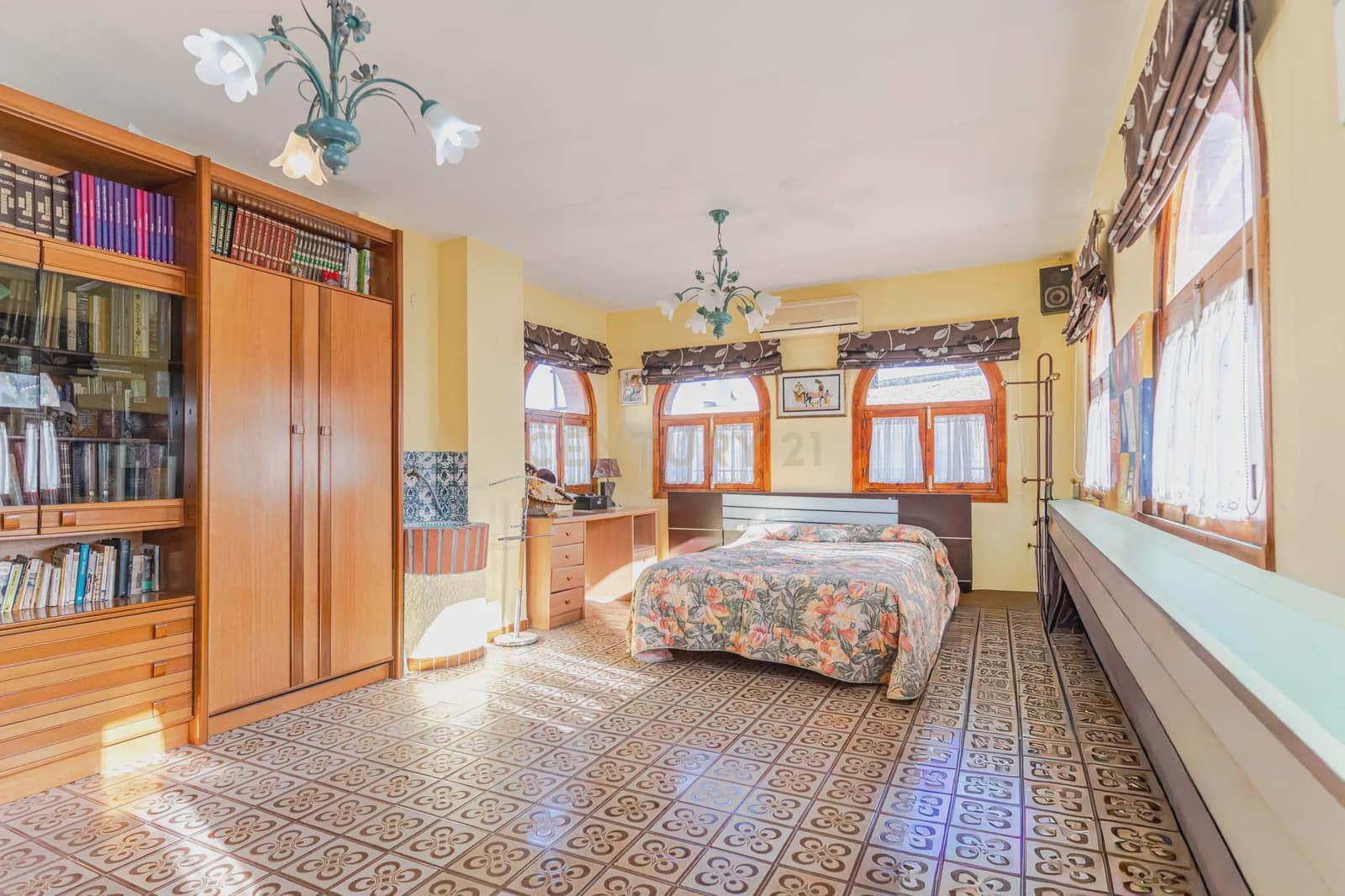 5 bedroom Villa for sale in Huetor Vega with garage - € 275,000 (Ref: 9289710)