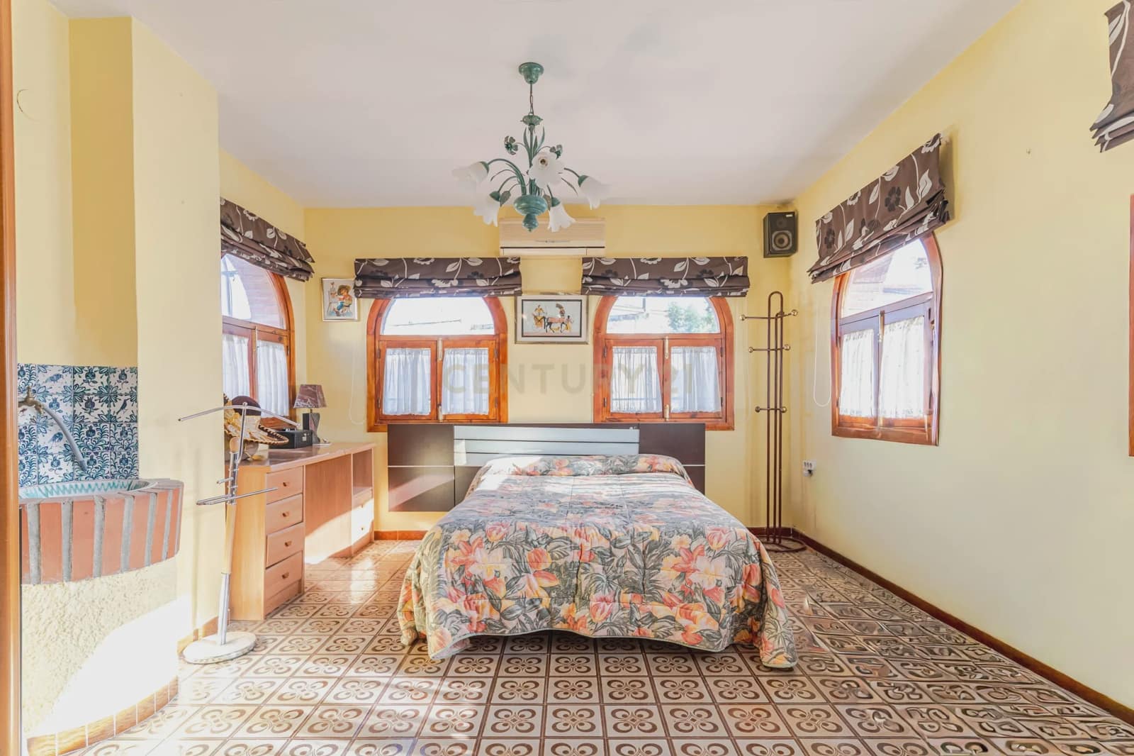 5 bedroom Villa for sale in Huetor Vega with garage - € 275,000 (Ref: 9289710)