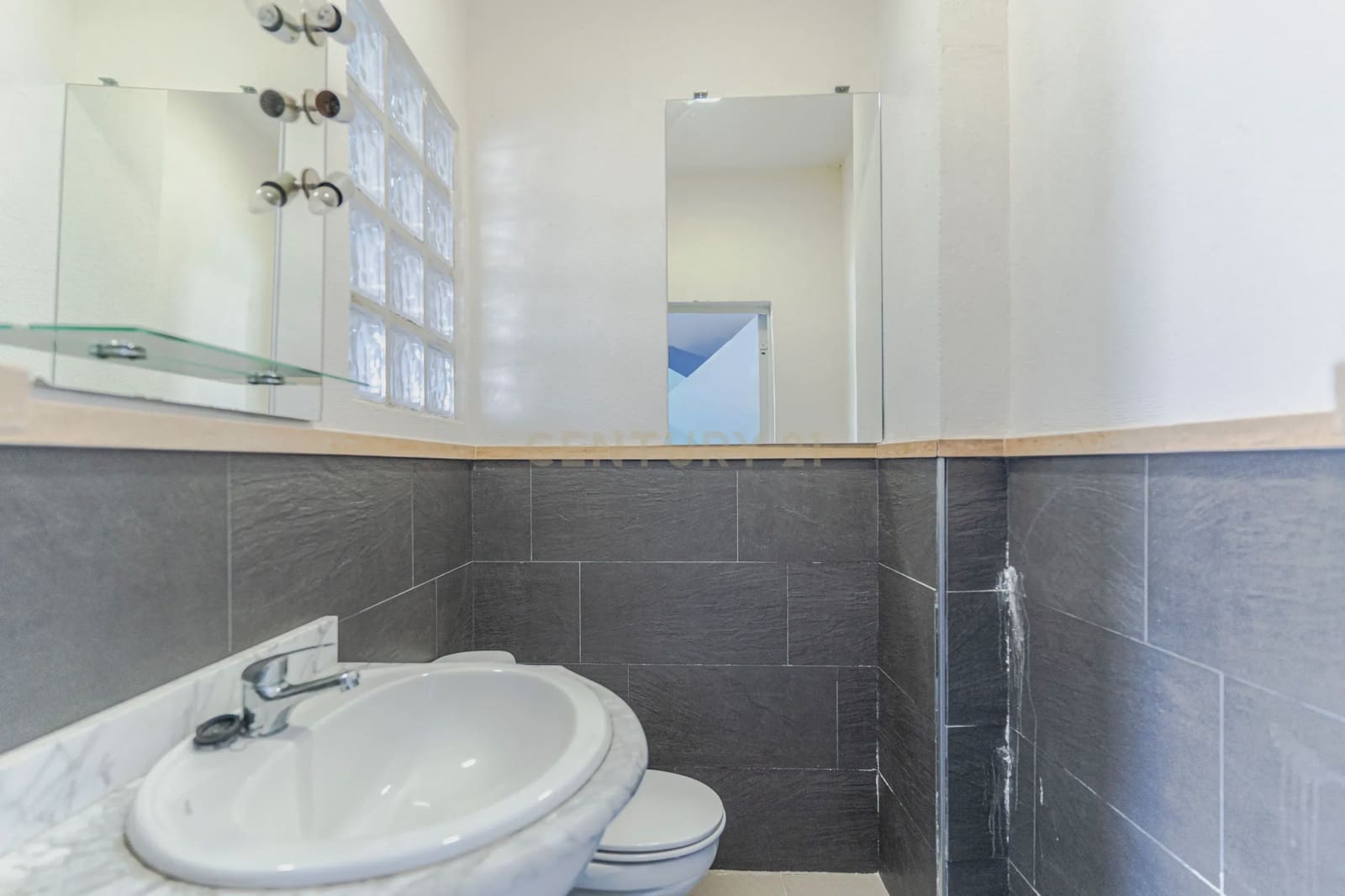 5 bedroom Villa for sale in Huetor Vega with garage - € 275,000 (Ref: 9289710)