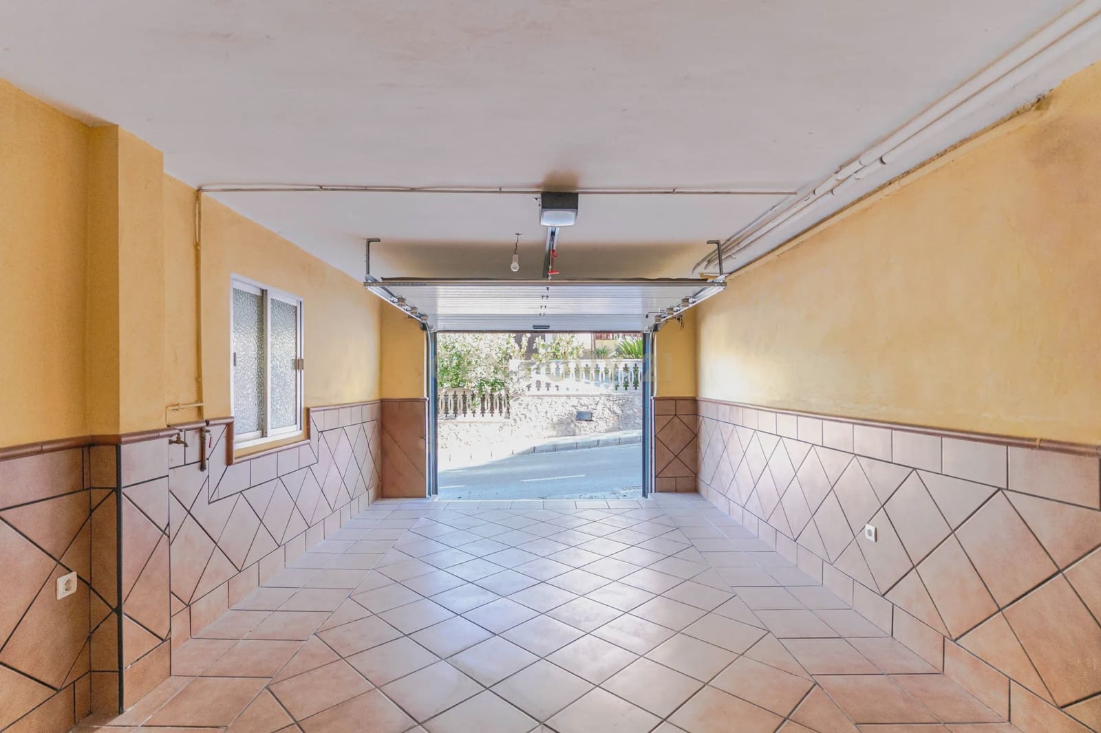 5 bedroom Villa for sale in Huetor Vega with garage - € 275,000 (Ref: 9289710)