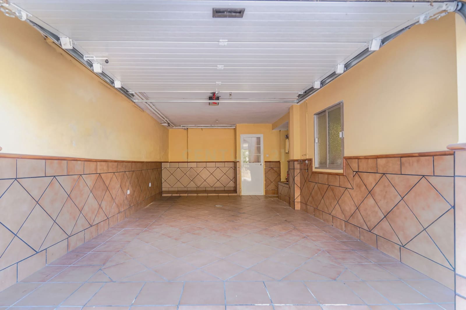 5 bedroom Villa for sale in Huetor Vega with garage - € 275,000 (Ref: 9289710)