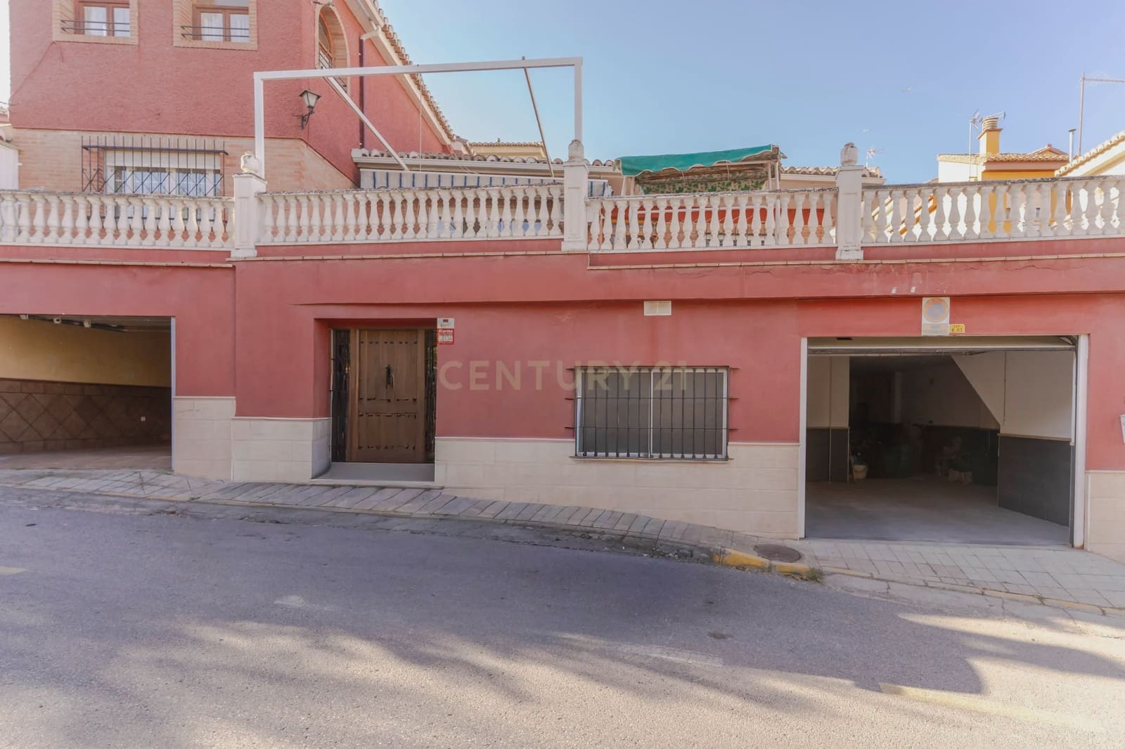 5 bedroom Villa for sale in Huetor Vega with garage - € 275,000 (Ref: 9289710)