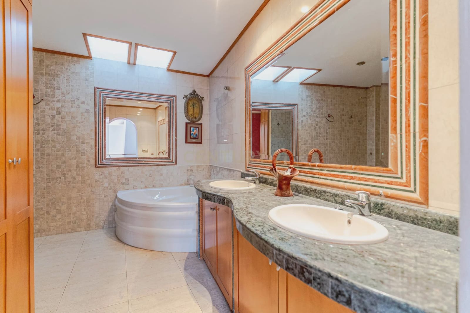 6 soveværelse Finca/Landehus til salg i Granada by med swimmingpool garage - € 830.000 (Ref: 9289712)