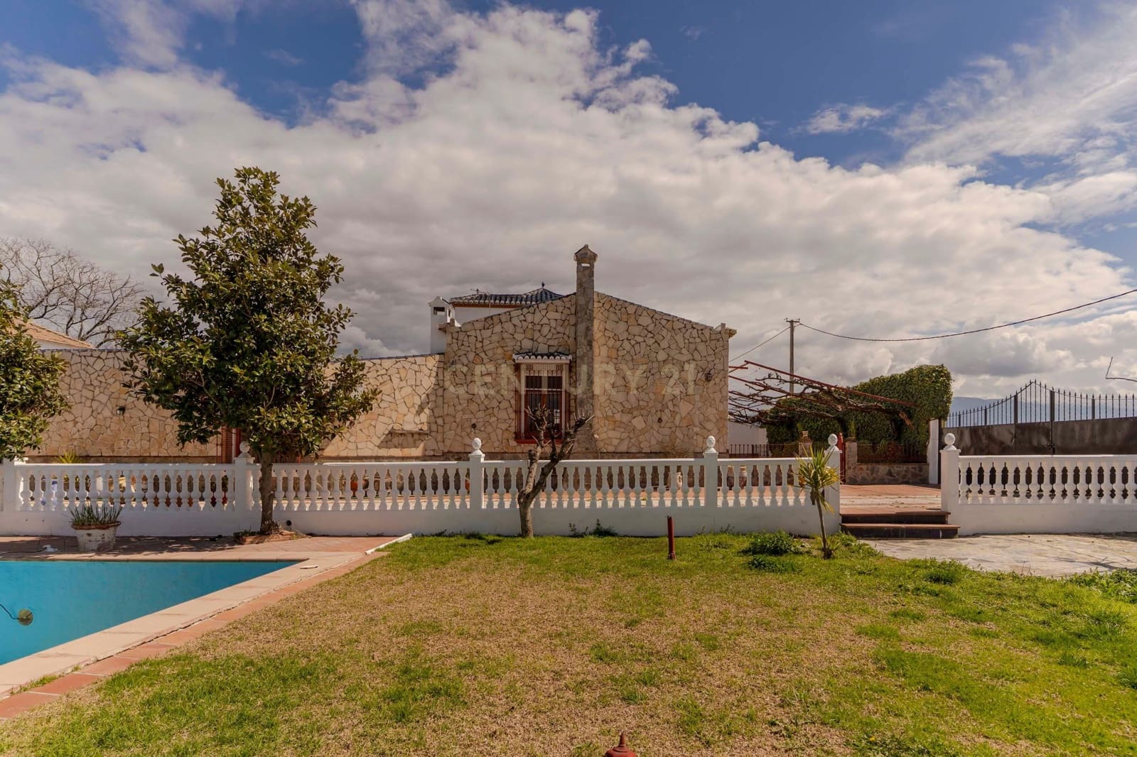 6 soveværelse Finca/Landehus til salg i Granada by med swimmingpool garage - € 830.000 (Ref: 9289712)