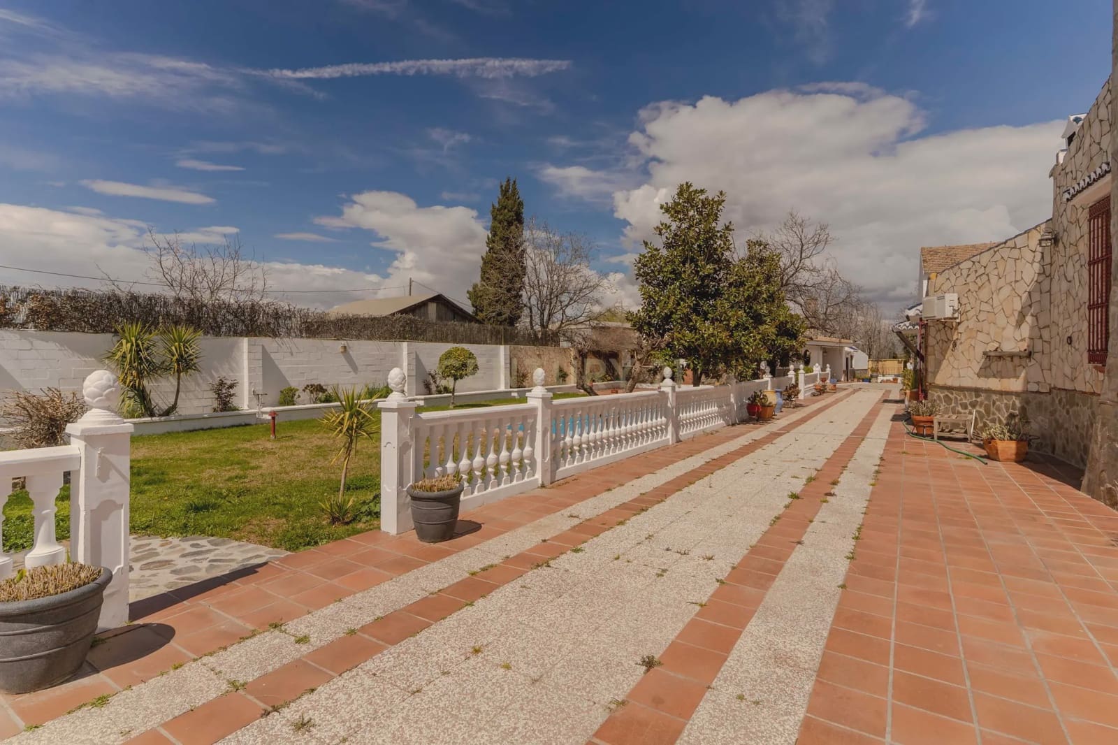 6 soveværelse Finca/Landehus til salg i Granada by med swimmingpool garage - € 830.000 (Ref: 9289712)