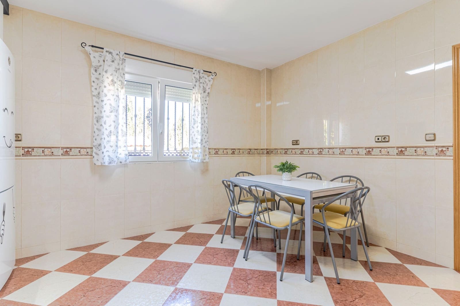 8 bedroom Villa for sale in Las Gabias with pool - € 690,000 (Ref: 9289727)