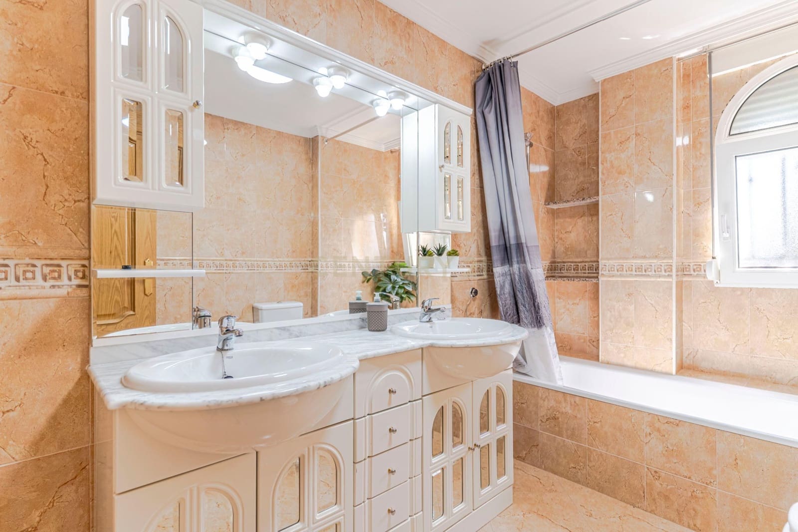 8 bedroom Villa for sale in Las Gabias with pool - € 690,000 (Ref: 9289727)