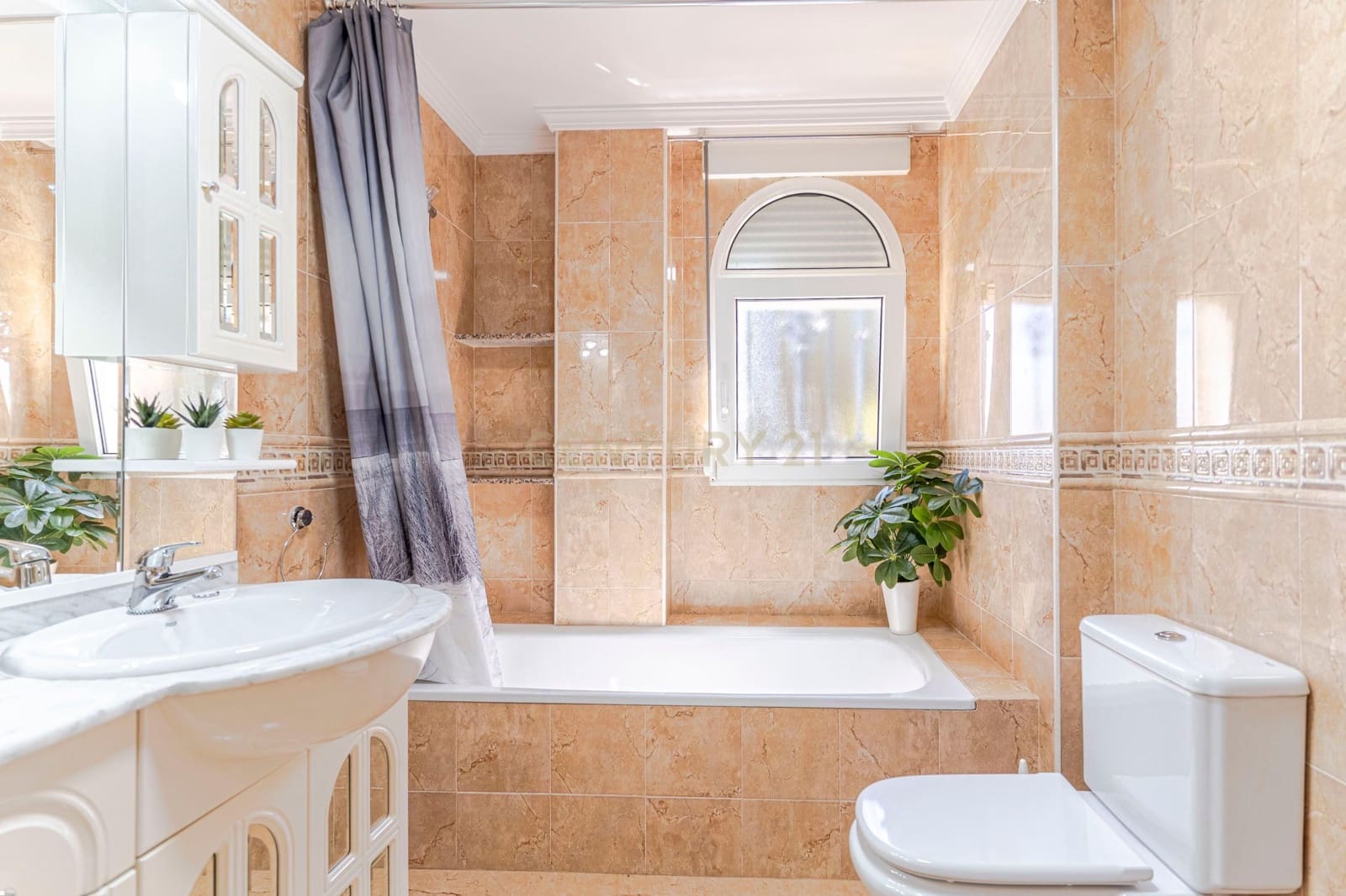 8 bedroom Villa for sale in Las Gabias with pool - € 690,000 (Ref: 9289727)