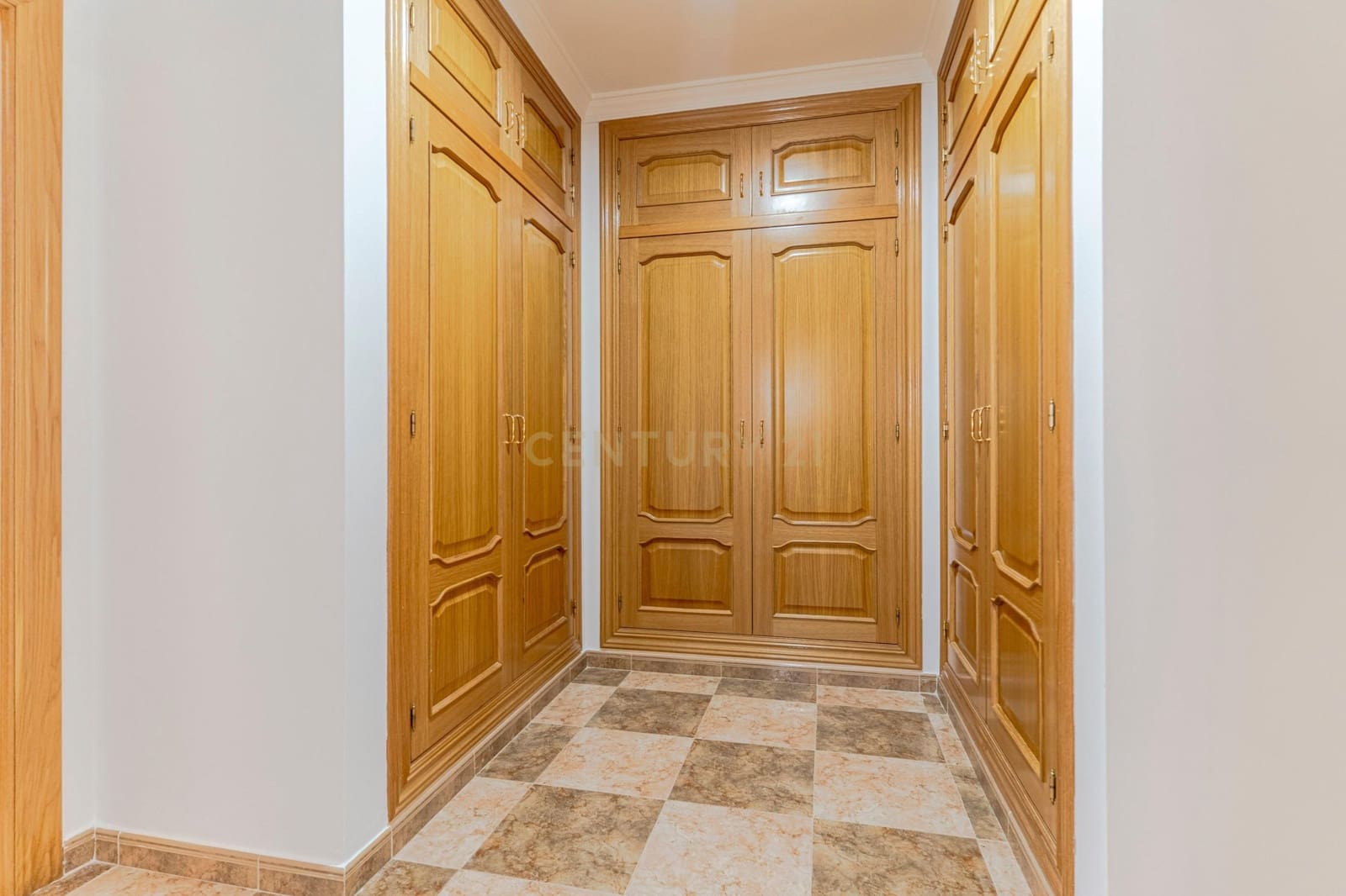 8 bedroom Villa for sale in Las Gabias with pool - € 690,000 (Ref: 9289727)