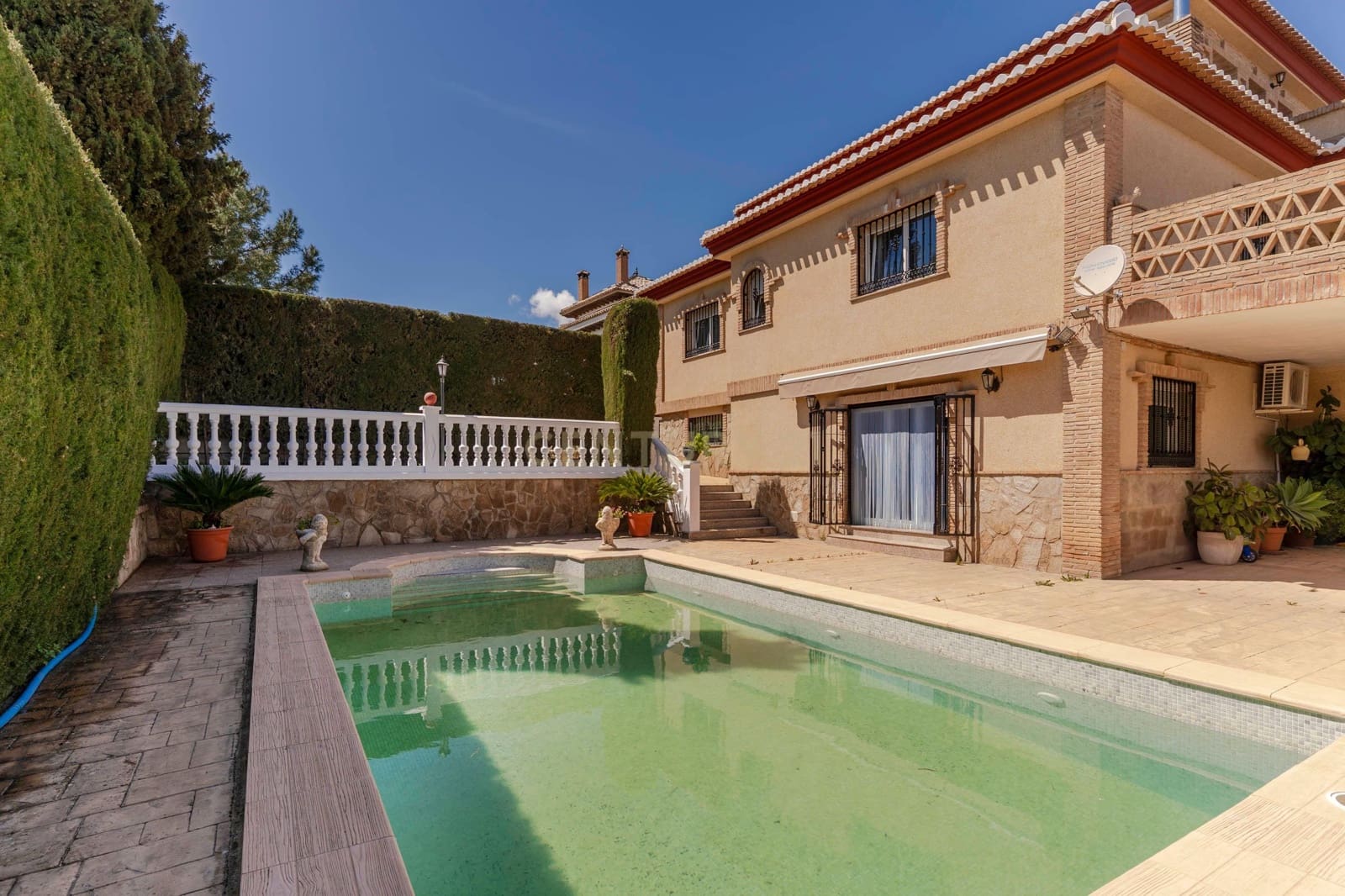 8 bedroom Villa for sale in Las Gabias with pool - € 690,000 (Ref: 9289727)