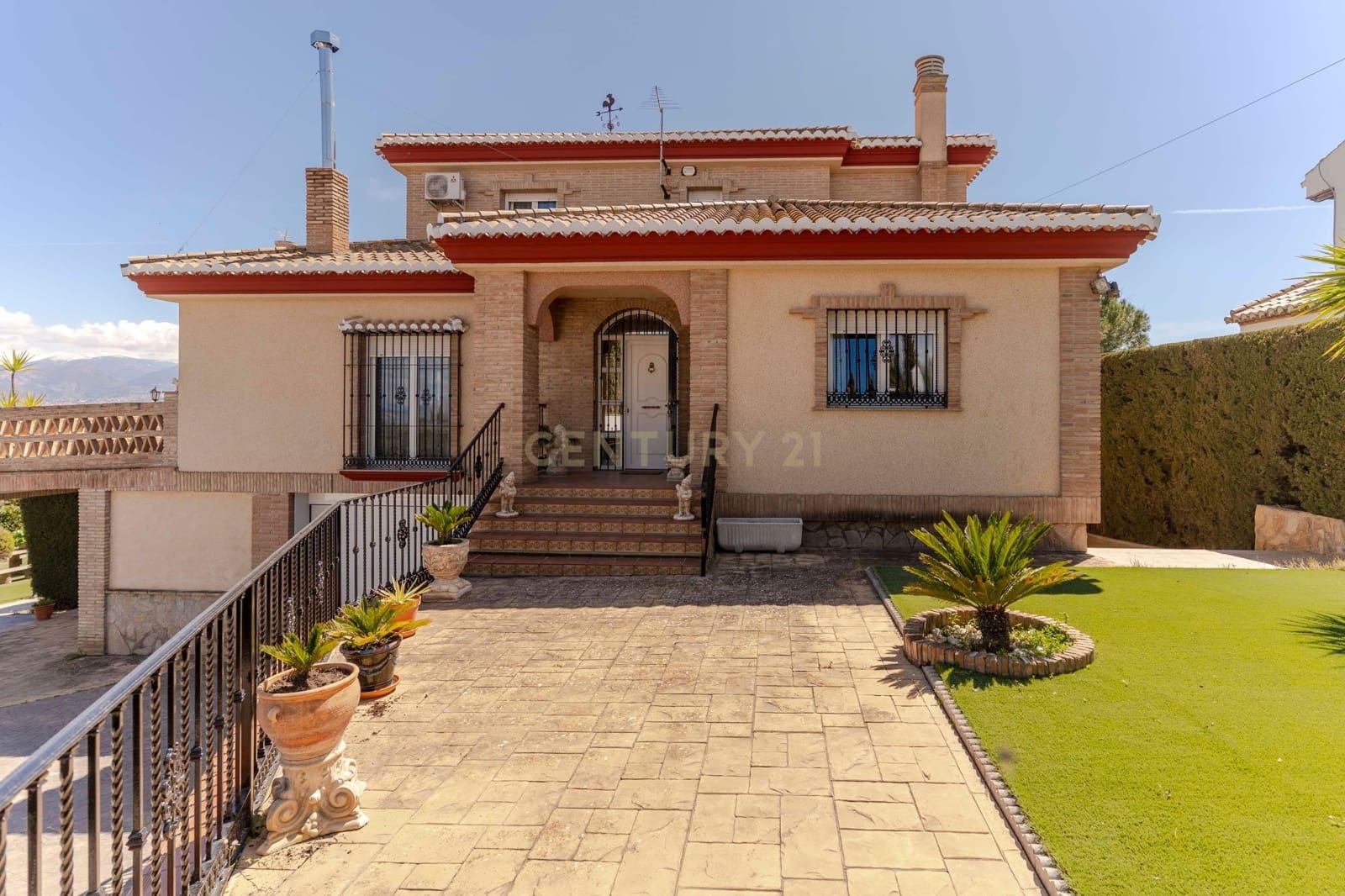 8 bedroom Villa for sale in Las Gabias with pool - € 690,000 (Ref: 9289727)