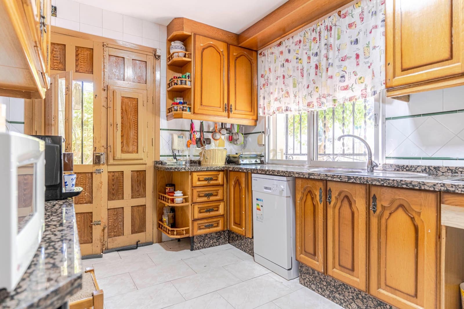 6 soveværelse Finca/Landehus til salg i La Zubia med swimmingpool - € 290.000 (Ref: 9289729)