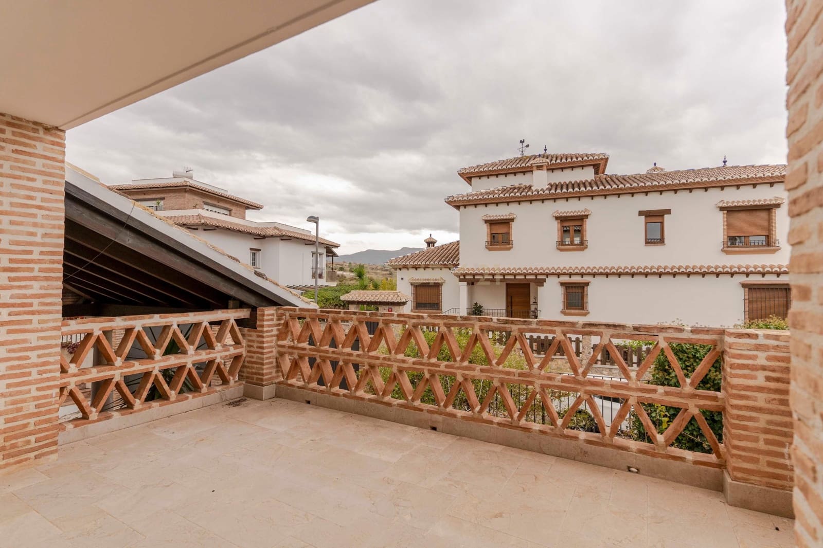 Chalet de 6 habitaciones en La Zubia en venta con garaje - 620.000 € (Ref: 9289734)