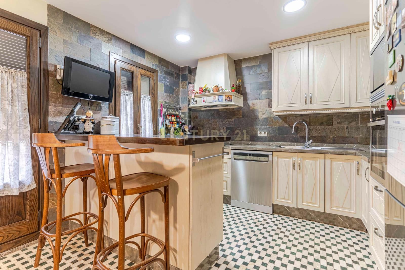 Chalet de 6 habitaciones en La Zubia en venta con garaje - 620.000 € (Ref: 9289734)