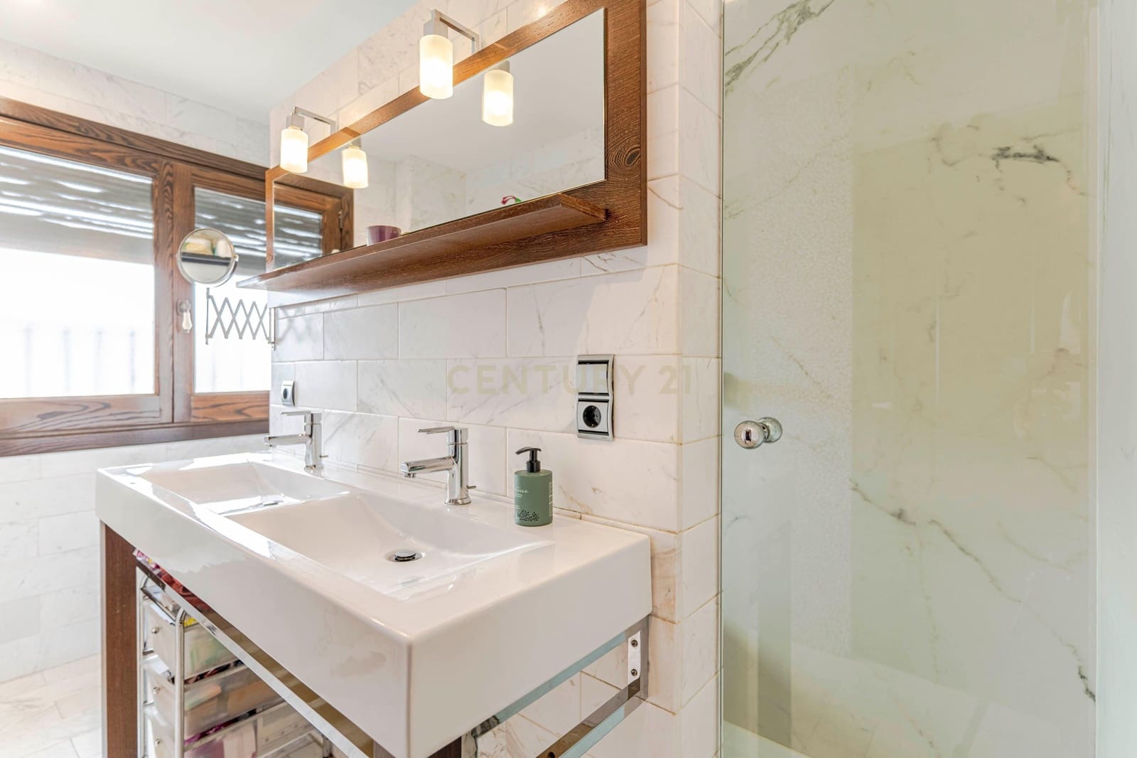 Chalet de 6 habitaciones en La Zubia en venta con garaje - 620.000 € (Ref: 9289734)