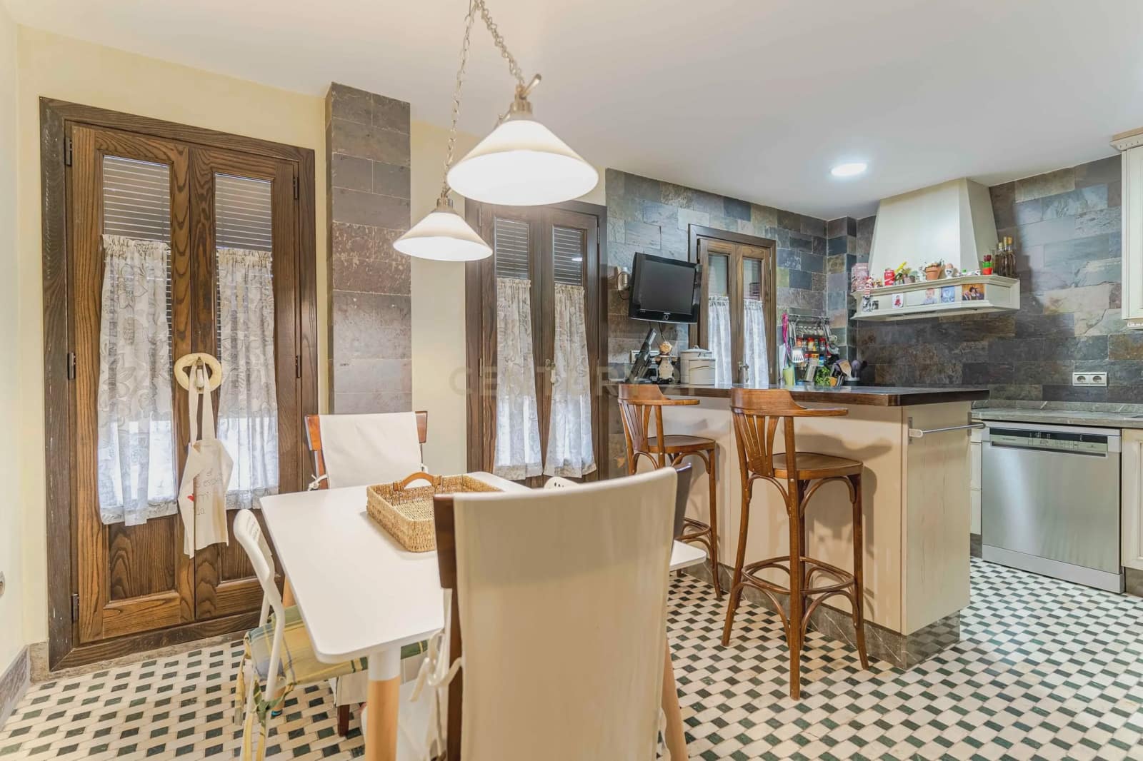 Chalet de 6 habitaciones en La Zubia en venta con garaje - 620.000 € (Ref: 9289734)