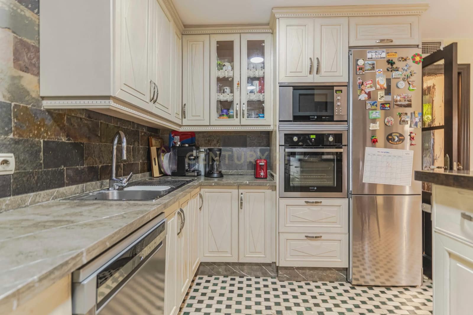 Chalet de 6 habitaciones en La Zubia en venta con garaje - 620.000 € (Ref: 9289734)