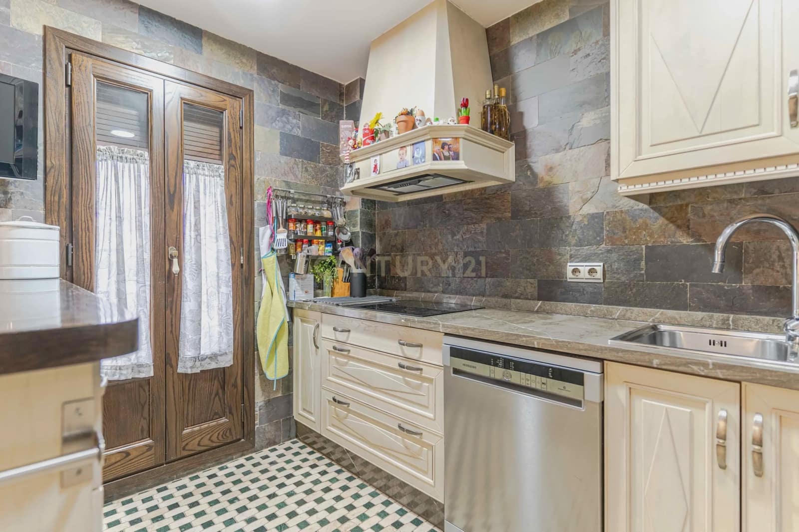 Chalet de 6 habitaciones en La Zubia en venta con garaje - 620.000 € (Ref: 9289734)