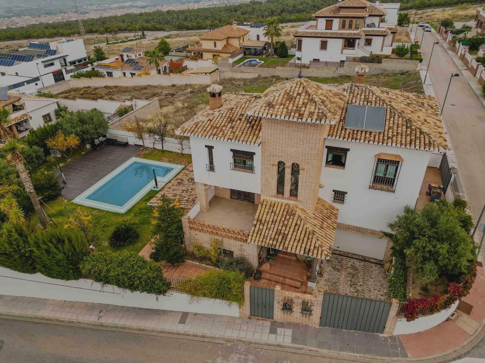 Chalet de 6 habitaciones en La Zubia en venta con garaje - 620.000 € (Ref: 9289734)