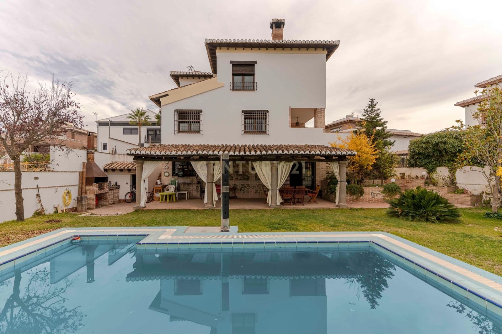 Chalet de 6 habitaciones en La Zubia en venta con garaje - 620.000 € (Ref: 9289734)