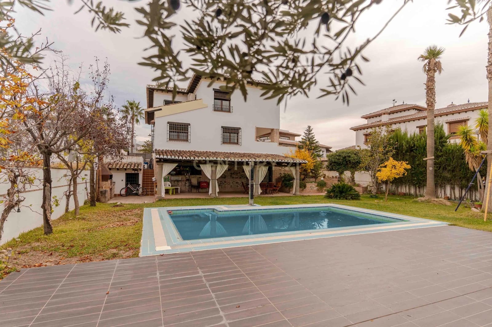 Chalet de 6 habitaciones en La Zubia en venta con garaje - 620.000 € (Ref: 9289734)