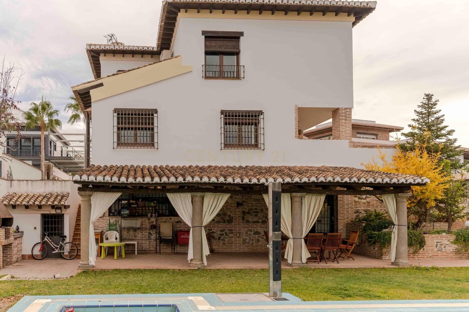 Chalet de 6 habitaciones en La Zubia en venta con garaje - 620.000 € (Ref: 9289734)