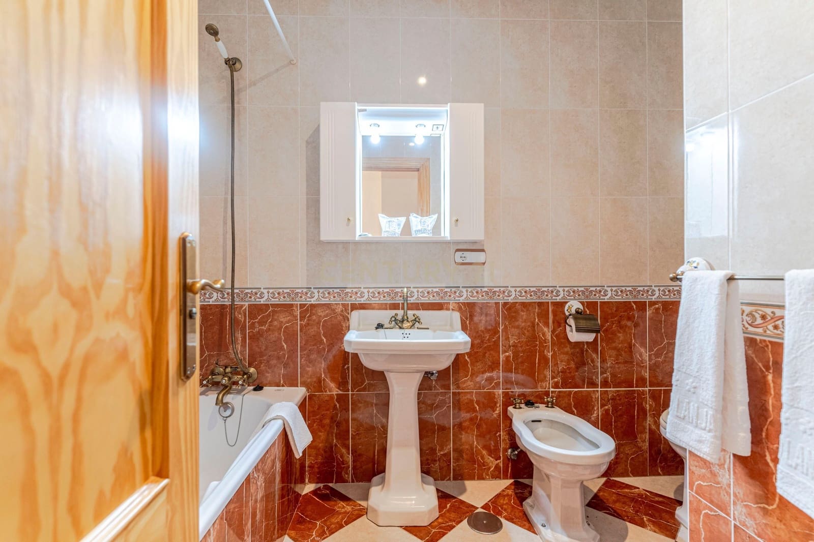 Hotel til salg i Lanjaron - € 1.500.000 (Ref: 9289737)