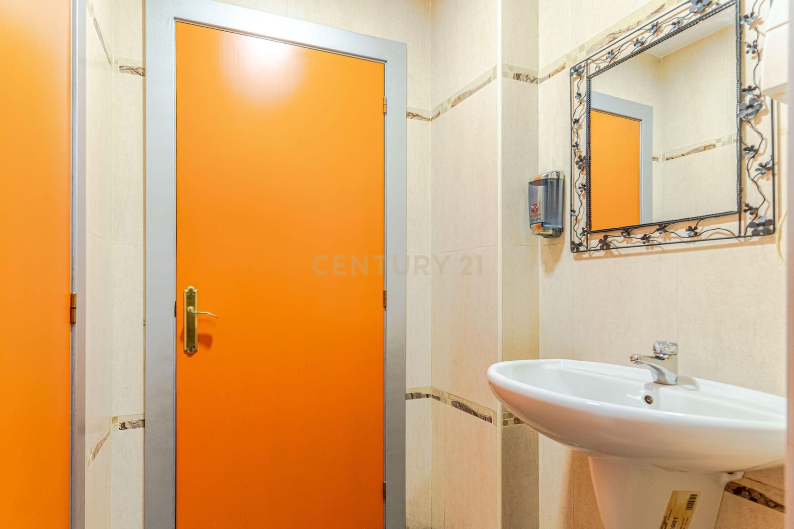 Commercial for sale in Las Gabias - € 99,900 (Ref: 9289822)