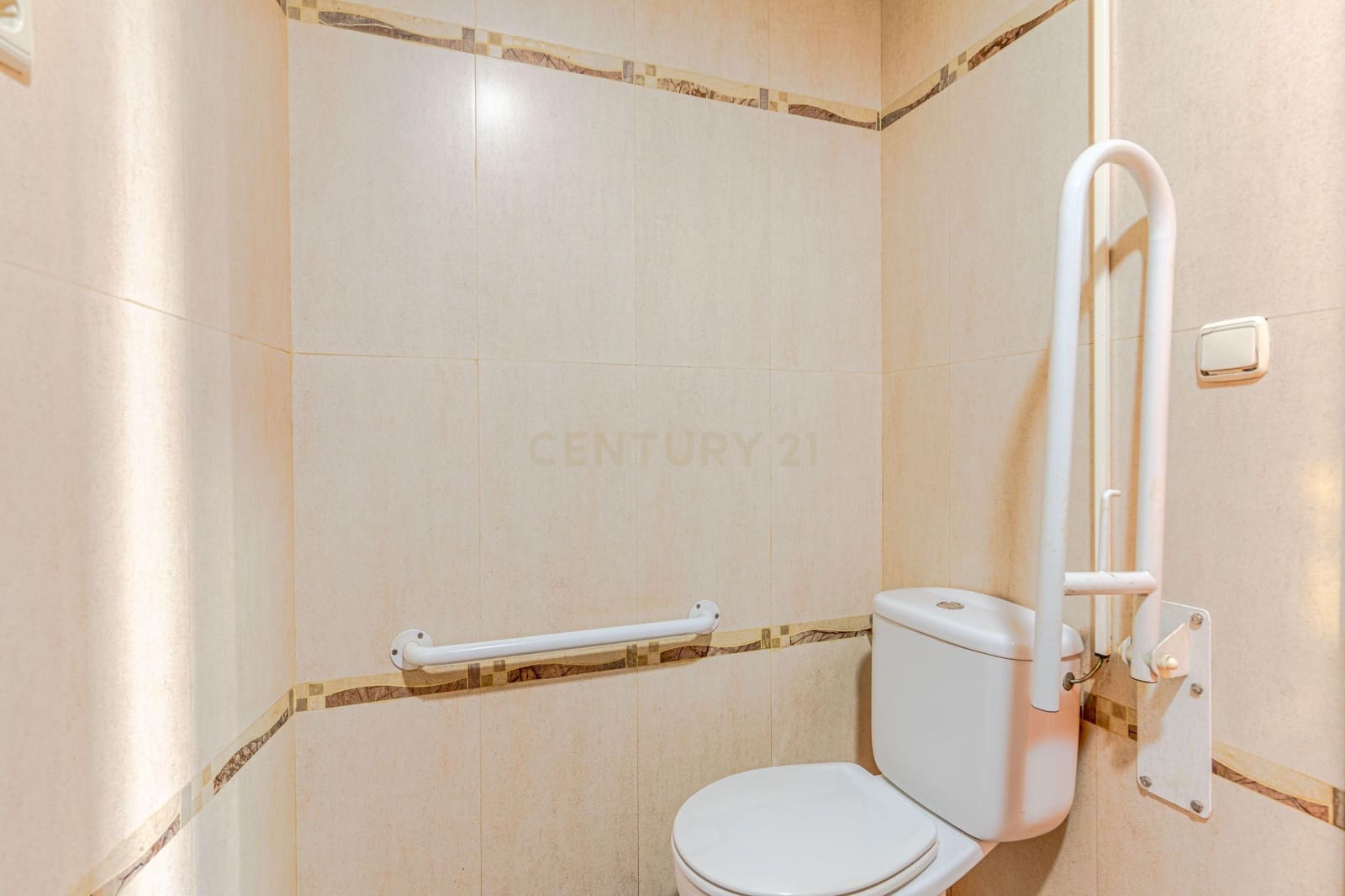 Commercial for sale in Las Gabias - € 99,900 (Ref: 9289822)