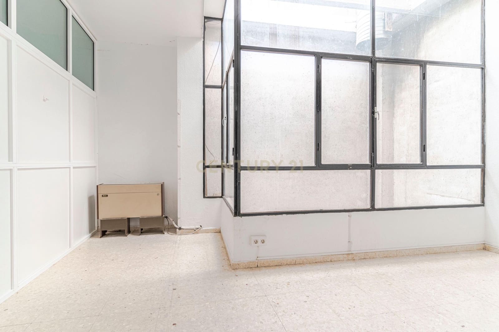 Commercieel te koop in Pinos Puente - € 89.000 (Ref: 9289823)