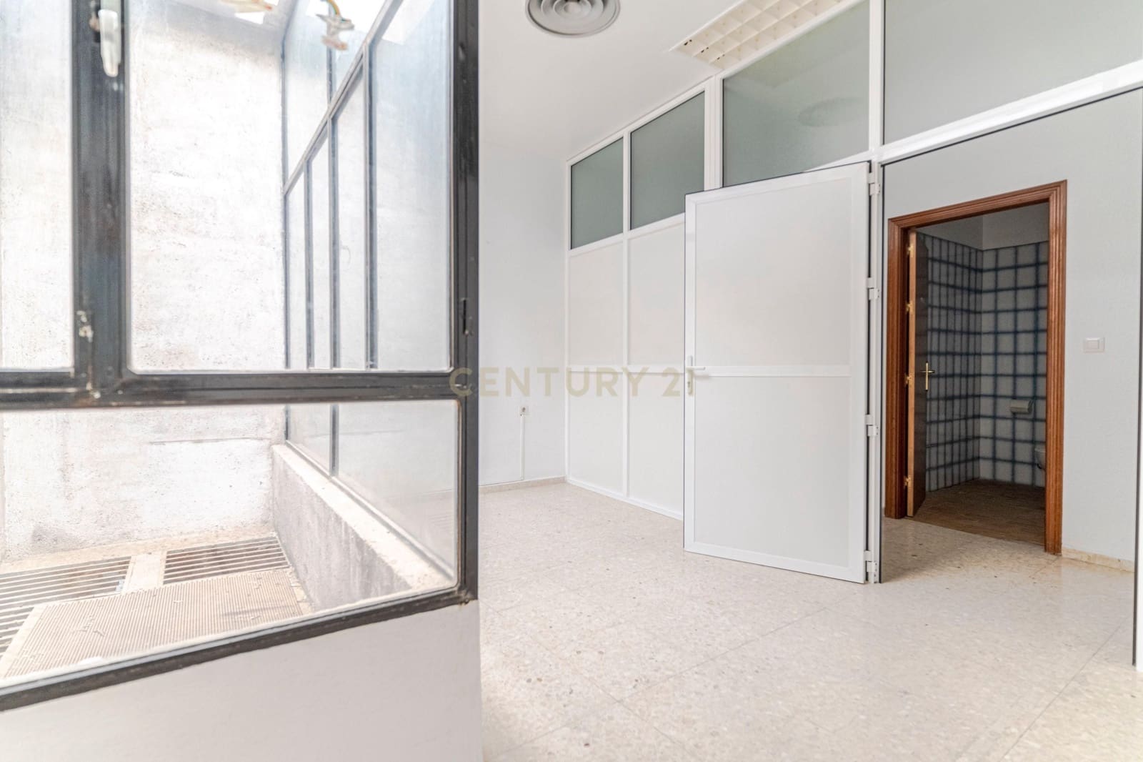 Commercieel te koop in Pinos Puente - € 89.000 (Ref: 9289823)