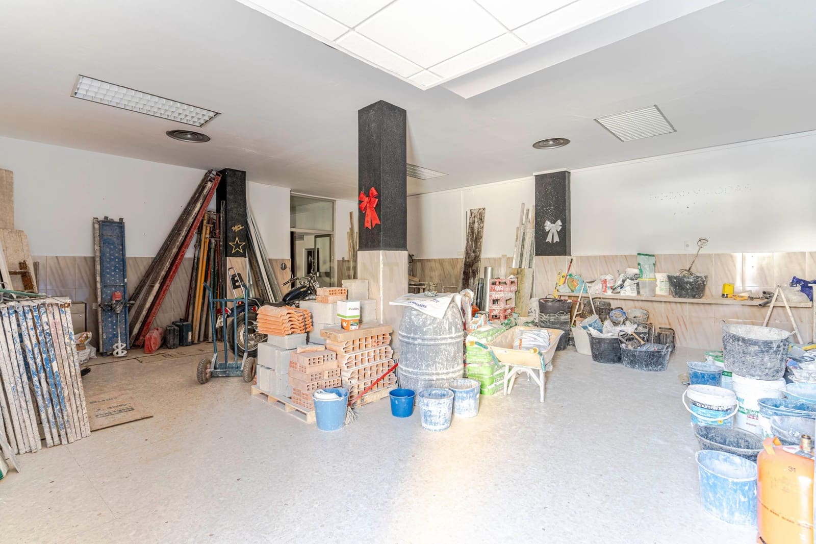 Commercieel te koop in Pinos Puente - € 89.000 (Ref: 9289823)