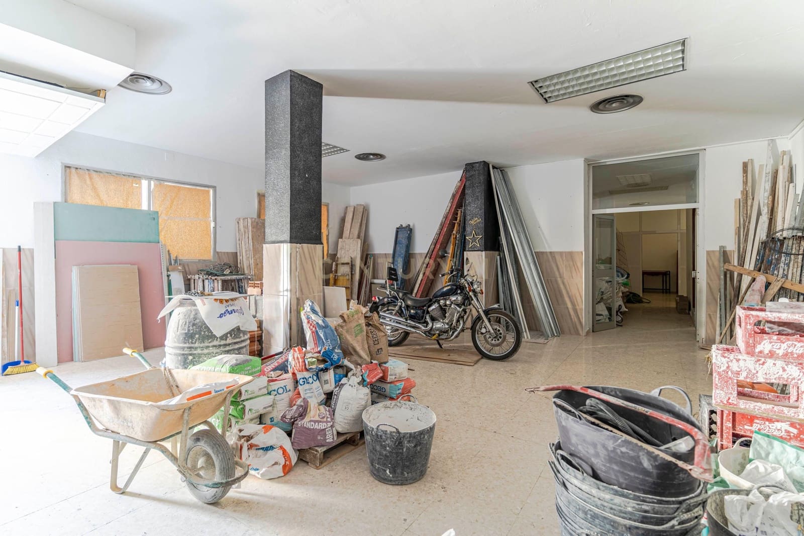 Commercieel te koop in Pinos Puente - € 89.000 (Ref: 9289823)