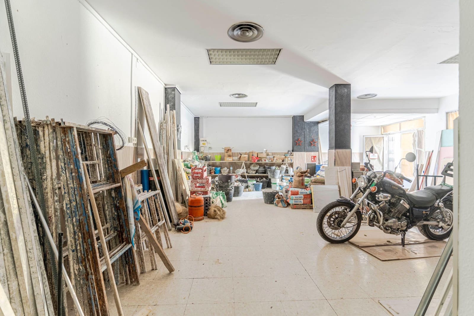 Commercieel te koop in Pinos Puente - € 89.000 (Ref: 9289823)