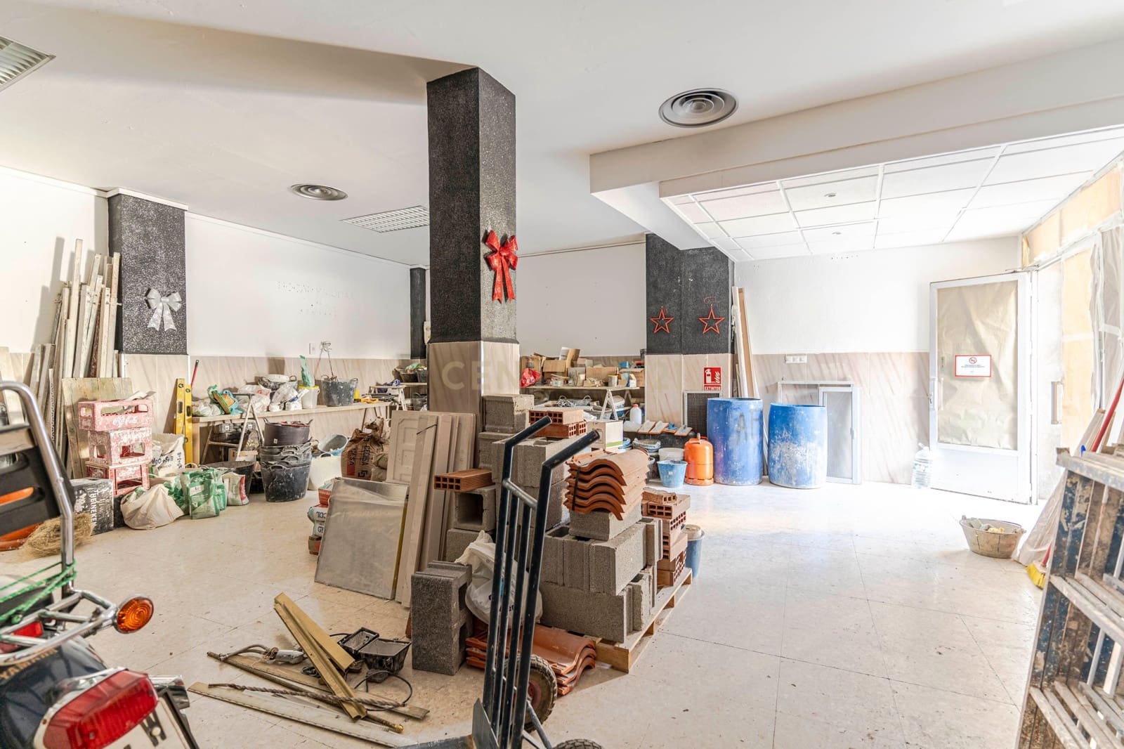 Commercieel te koop in Pinos Puente - € 89.000 (Ref: 9289823)