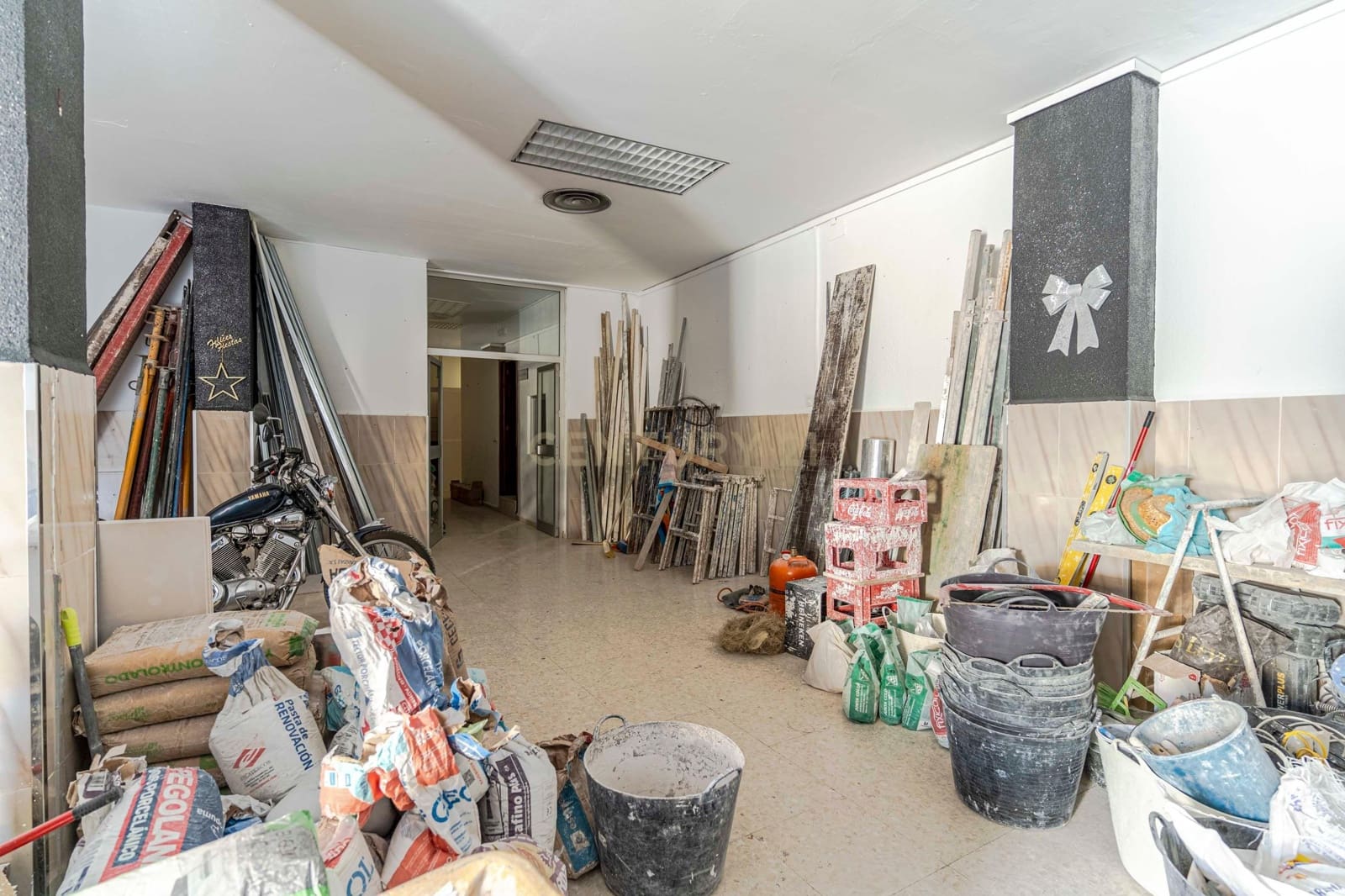 Commercieel te koop in Pinos Puente - € 89.000 (Ref: 9289823)