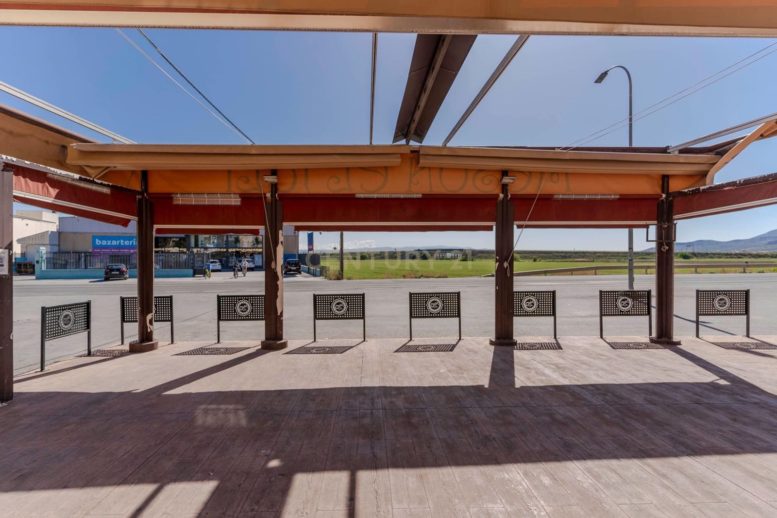 Comercial para venda em Pinos Puente - 445 000 € (Ref: 9289825)