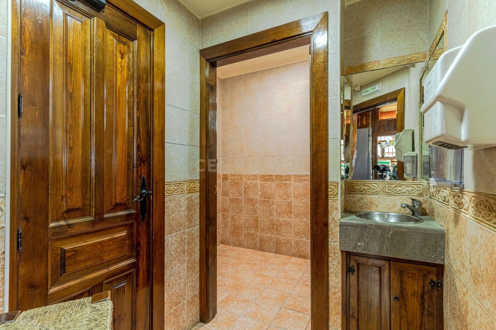 Comercial para venda em Pinos Puente - 445 000 € (Ref: 9289825)