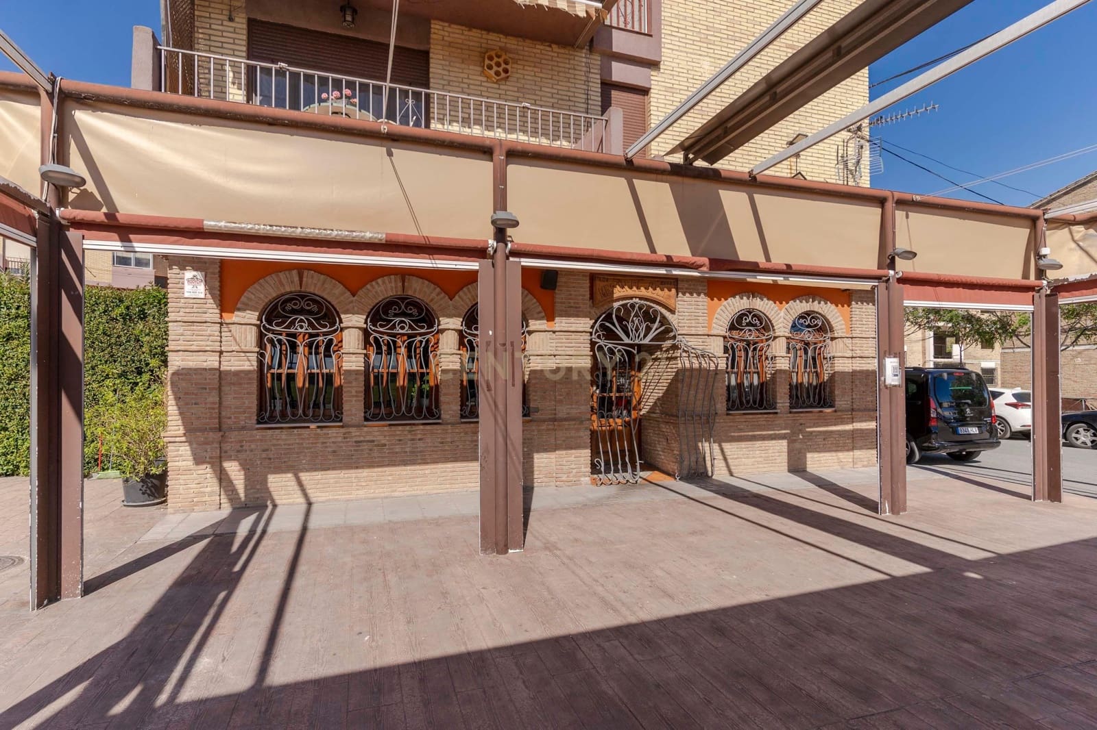 Comercial para venda em Pinos Puente - 445 000 € (Ref: 9289825)