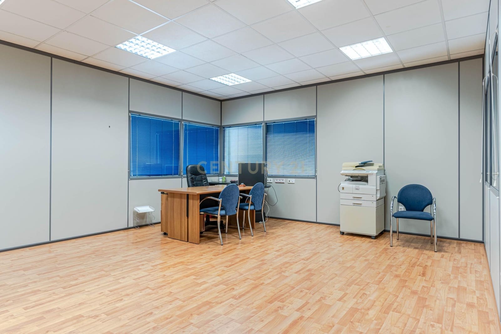 Commercial for sale in Almeria city - € 725,000 (Ref: 9289827)