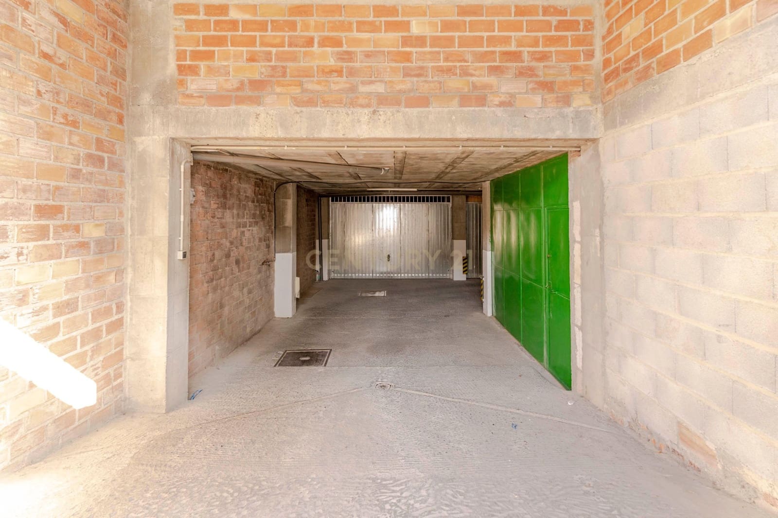 Garage til salg i Pinos Puente - € 210.000 (Ref: 9289832)