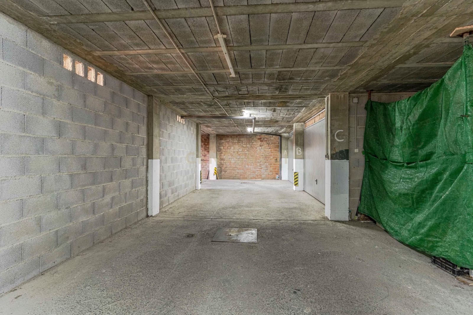 Garage til salg i Pinos Puente - € 210.000 (Ref: 9289832)