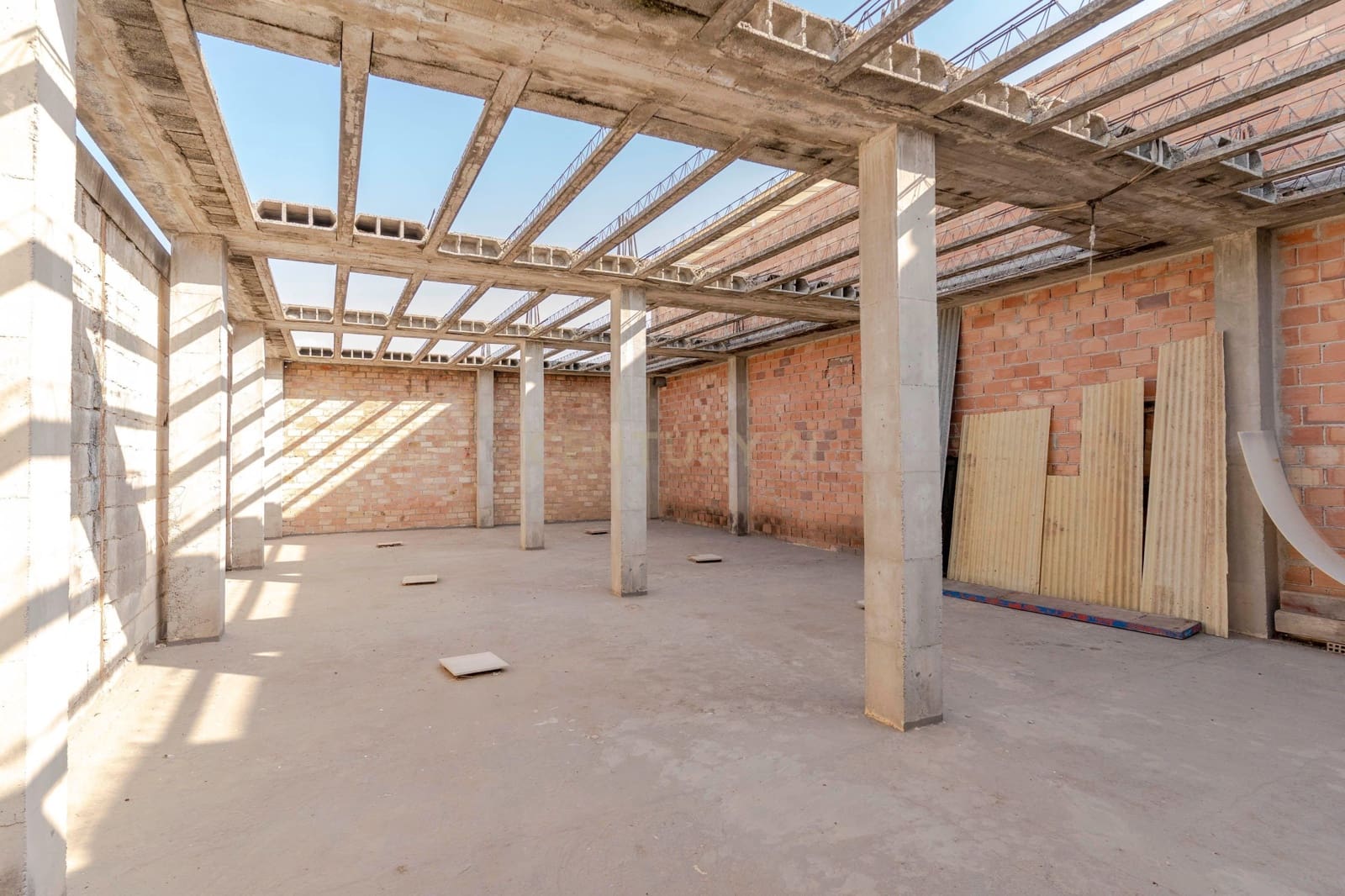 Garage til salg i Pinos Puente - € 210.000 (Ref: 9289832)