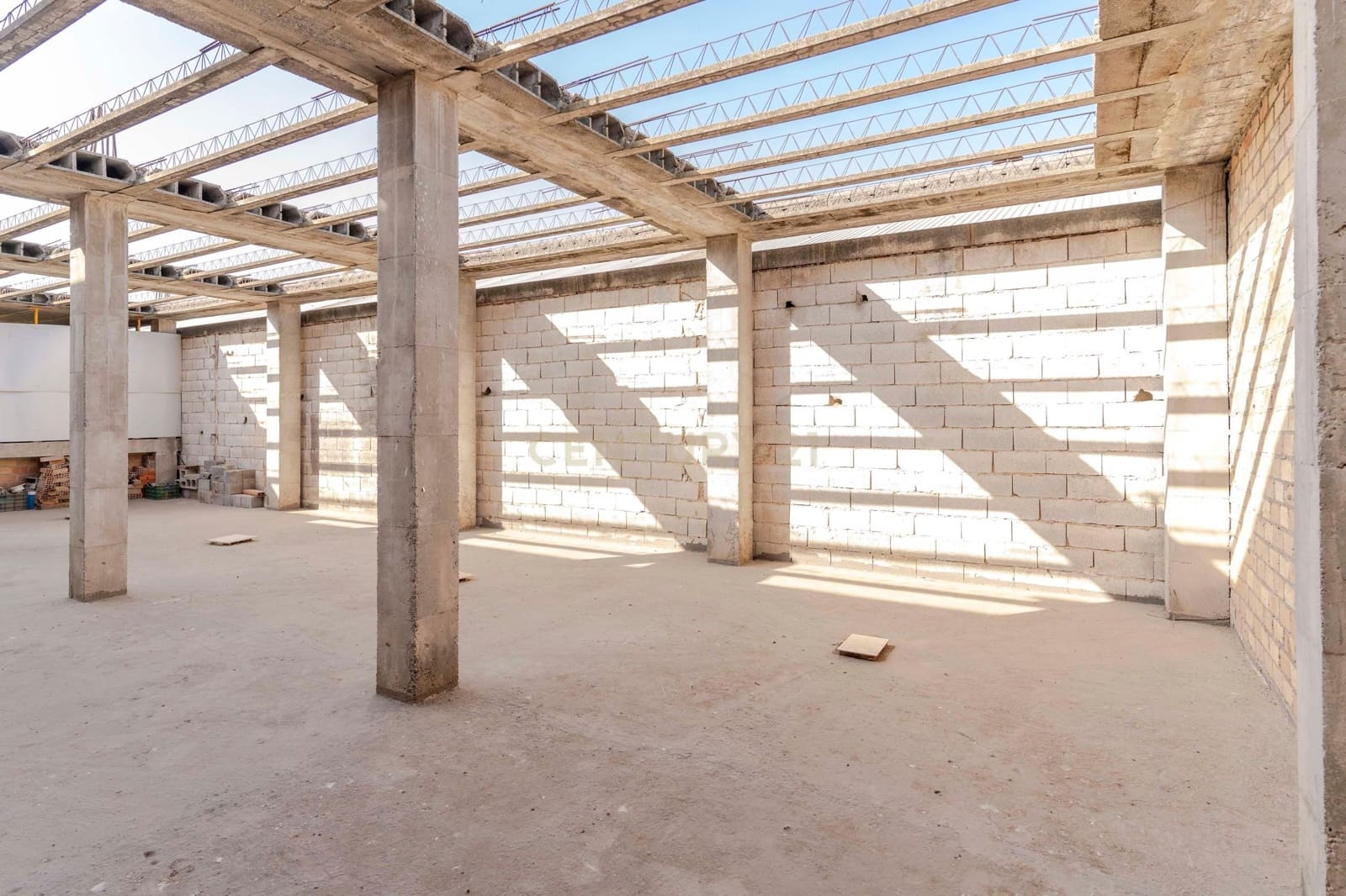 Garage til salg i Pinos Puente - € 210.000 (Ref: 9289832)