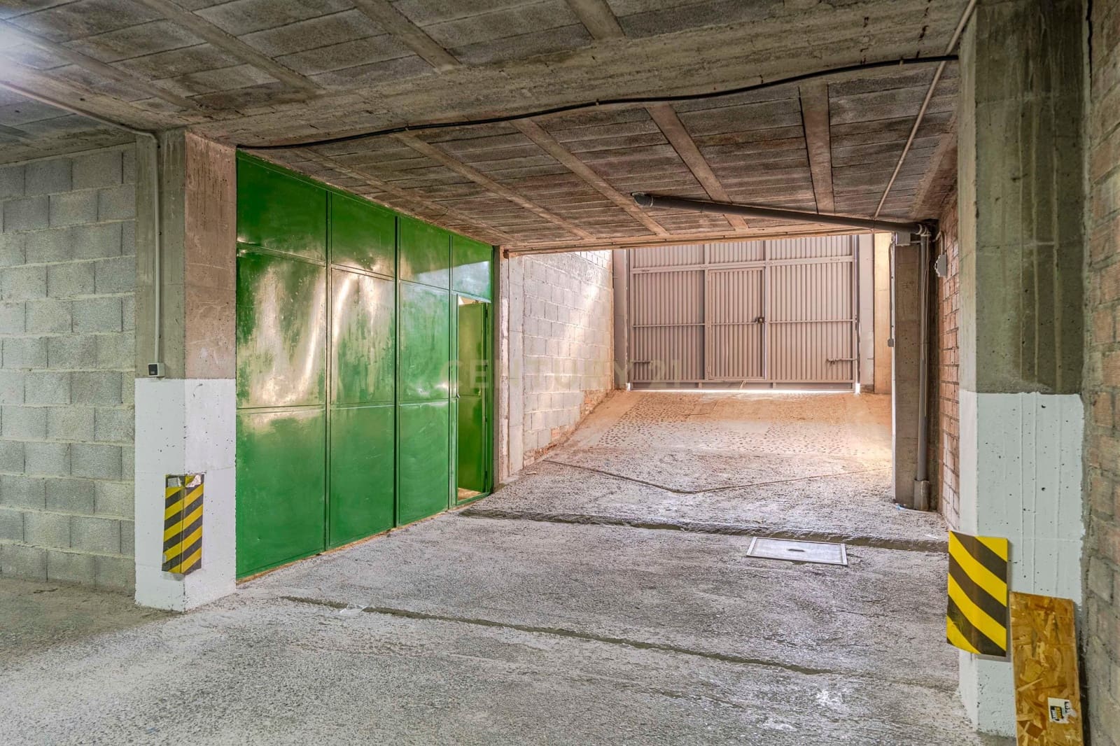 Garage til salg i Pinos Puente - € 210.000 (Ref: 9289832)