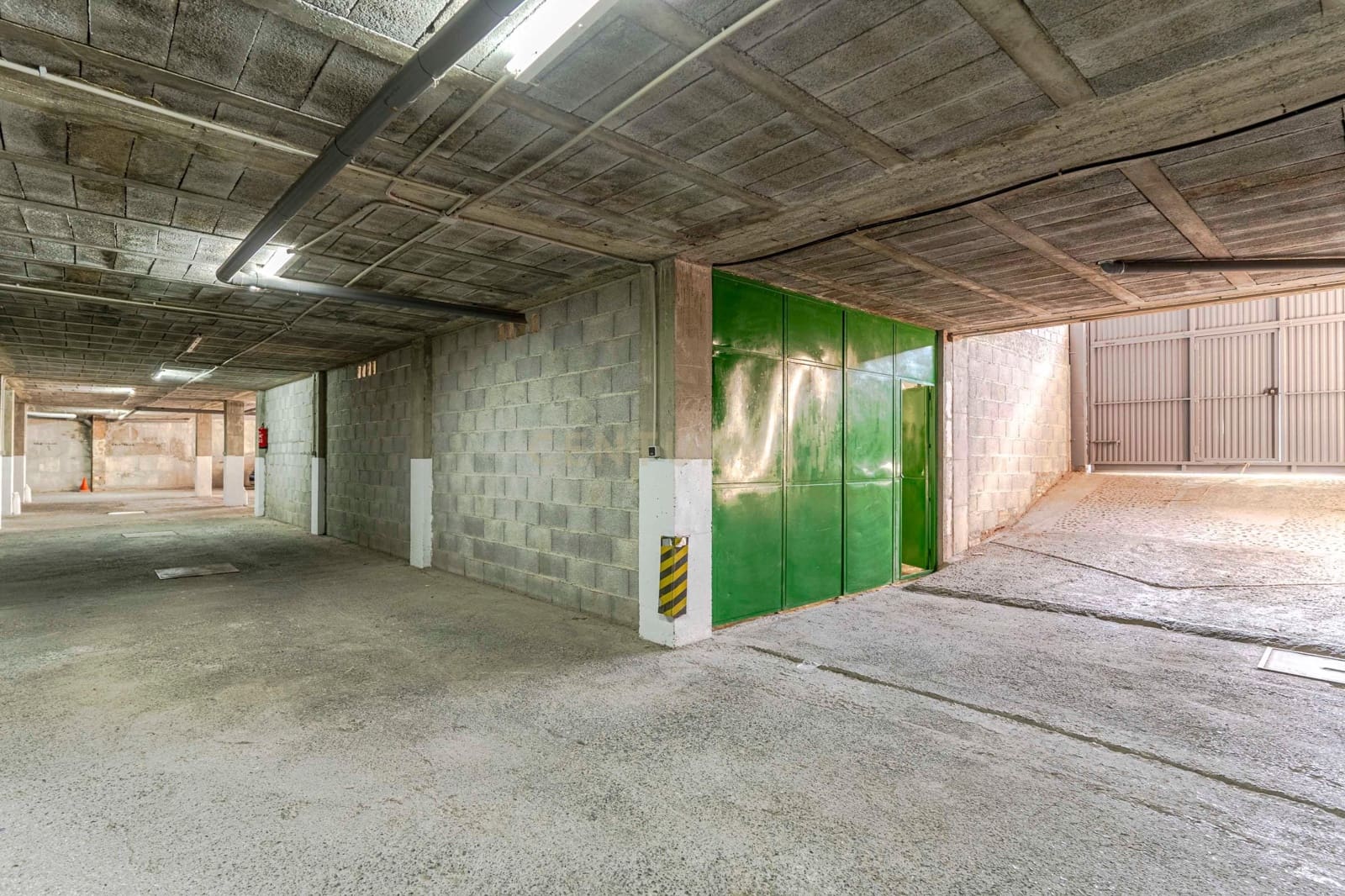 Garage til salg i Pinos Puente - € 210.000 (Ref: 9289832)